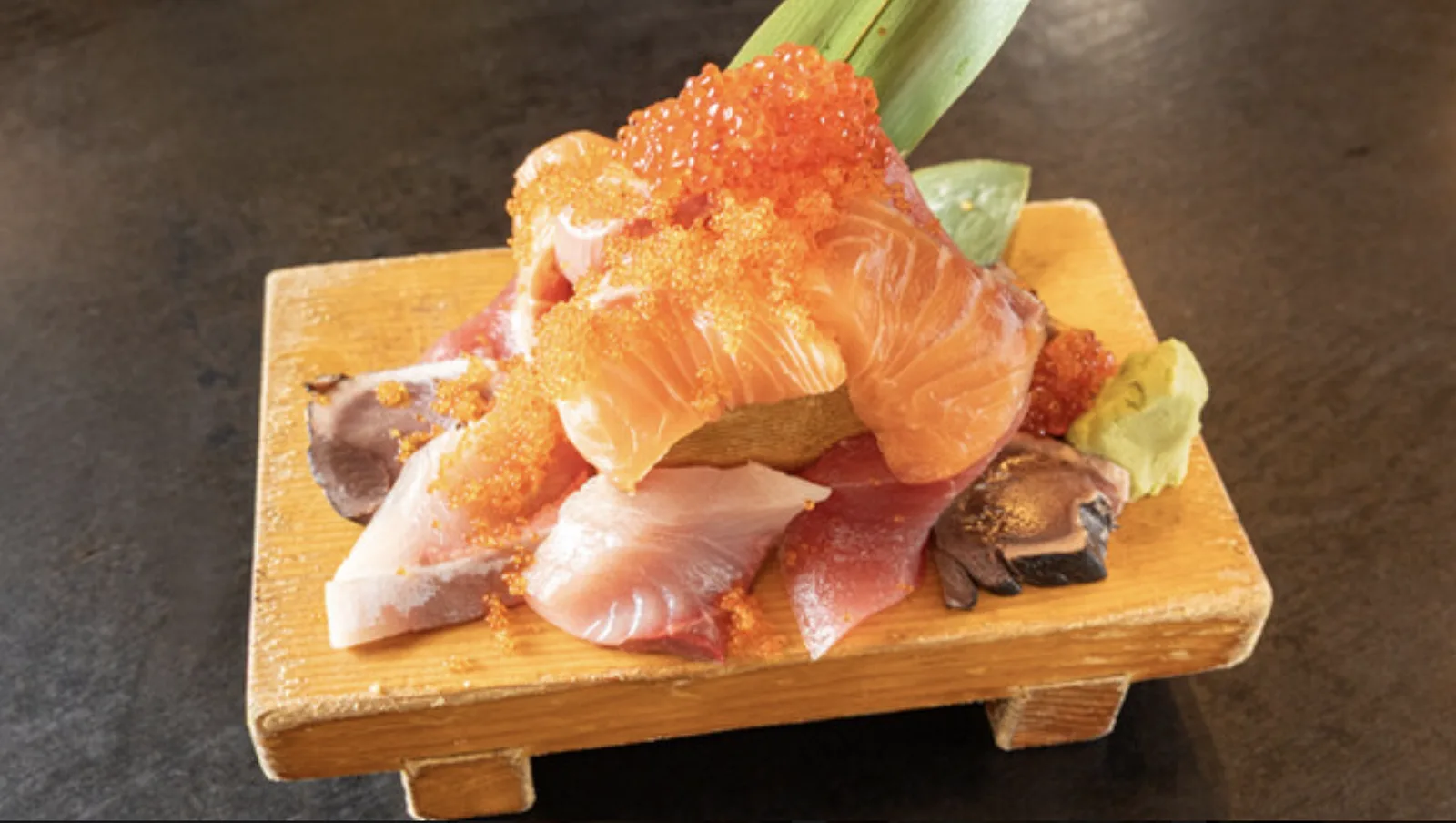 旬の鮮魚を盛り込んだ刺身の盛り合わせ